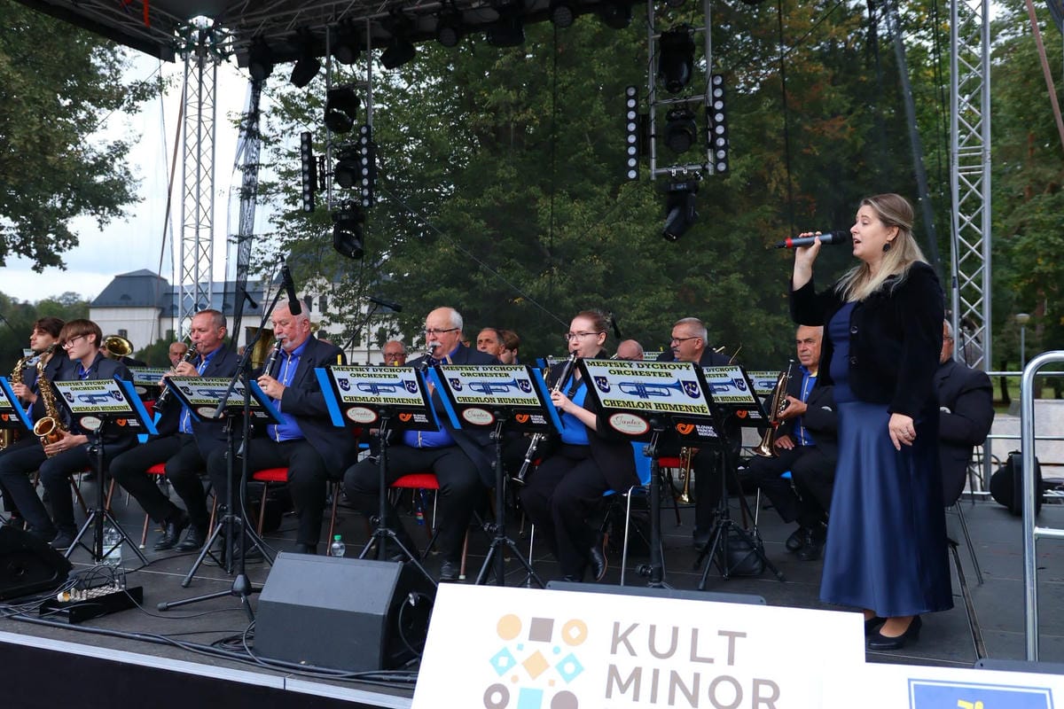 Vystúpenie speváčky s orchestrom